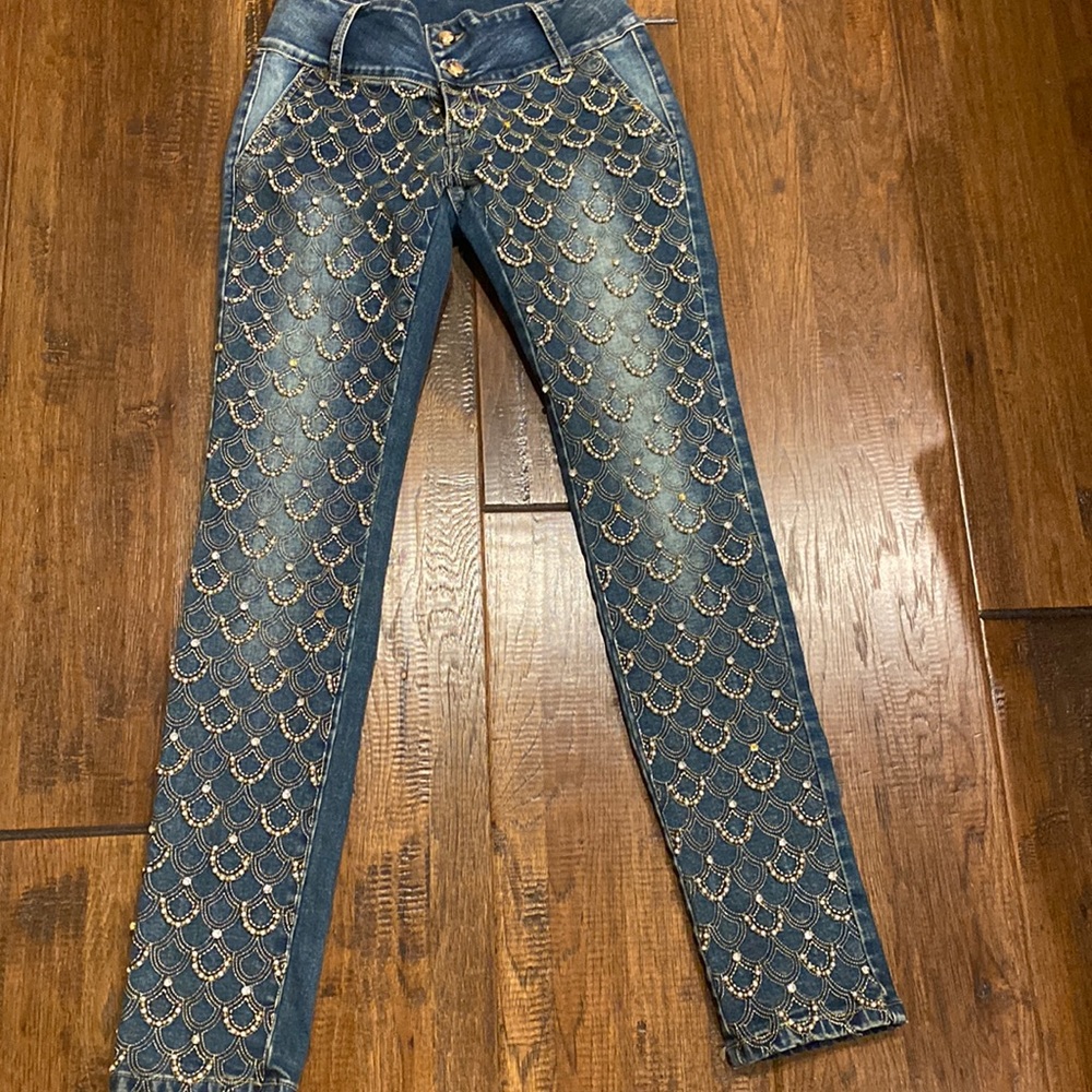 Low waist detailed jeans
